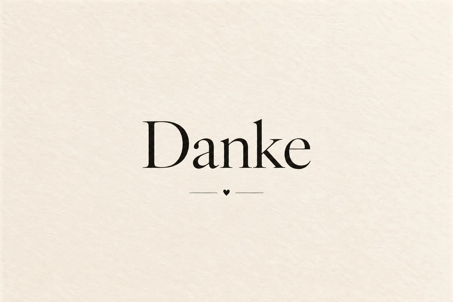 Postkarte „Danke“, Vorderseite: schwarze Serifenschrift auf cremefarbenem Papier, darunter ein kleines Herz zwischen zwei Linien