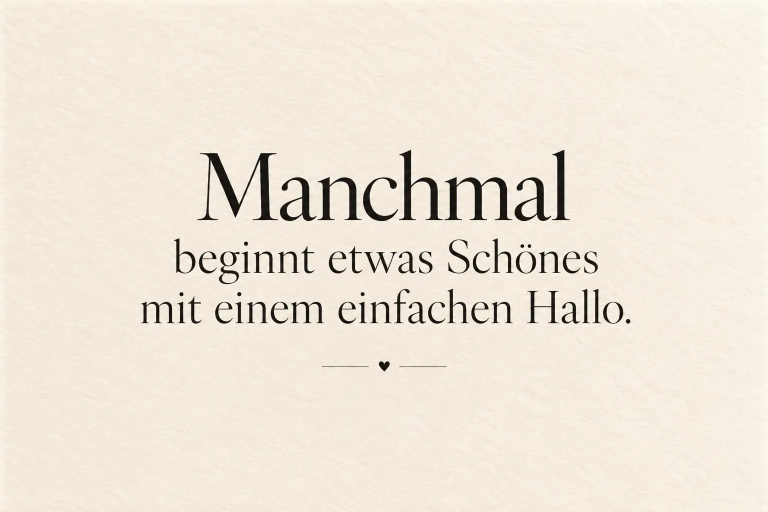 Postkarte „Manchmal beginnt etwas Schönes mit einem einfachen Hallo.“, Vorderseite: schwarze Serifenschrift auf cremefarbenem Papier, darunter ein kleines Herz zwischen zwei Linien