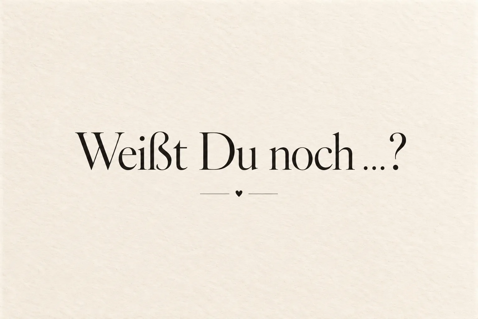 Postkarte „Weißt Du noch …?“, Vorderseite: schwarze Serifenschrift auf cremefarbenem Papier, darunter ein kleines Herz zwischen zwei Linien